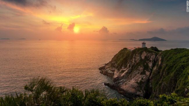 Ngọn hải đăng Cape D'Aguilar được xây dựng năm 1875 trên bán đảo Shek O, ở cực nam của Hồng Kông. Công trình này hiện là ngọn hải đăng lâu đời nhất của thành phố.