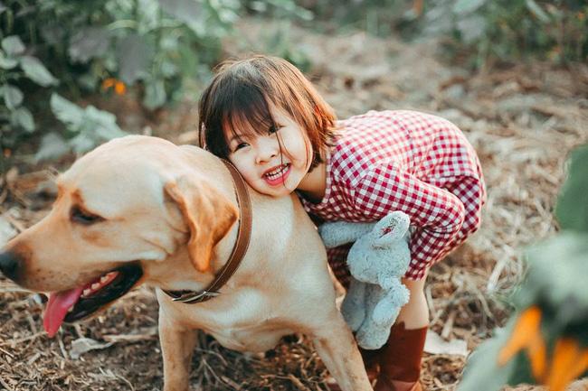 Khác với Mầm, Mũm là cô bé dạn dĩ và không hề sợ chó. Trong lúc bạn Mầm nép mình sang một bên để tránh rơi vào tầm mắt của người bạn 4 chân thì Mũm lại tiến tới vuốt ve, âu yếm và tạo dáng cùng chú chó.