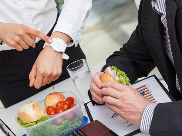 Thời gian tốt nhất để ăn sáng, trưa, tối - Ảnh 1.