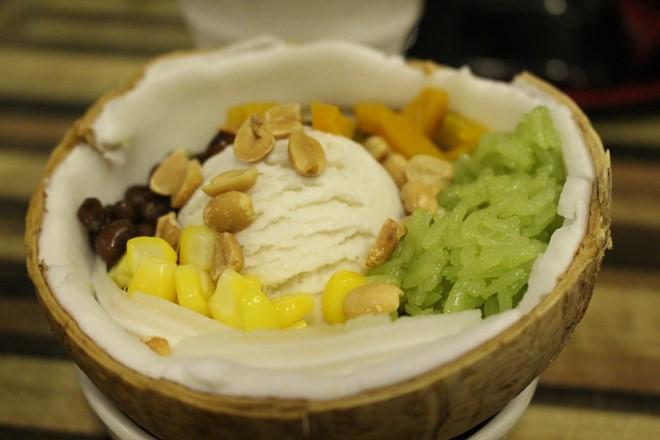 Kem xôi dừa gồm kem, xôi, đậu phộng, bắp đựng trong trái dừa tươi nướng sơ. Món này có giá từ 25.000 đồng.