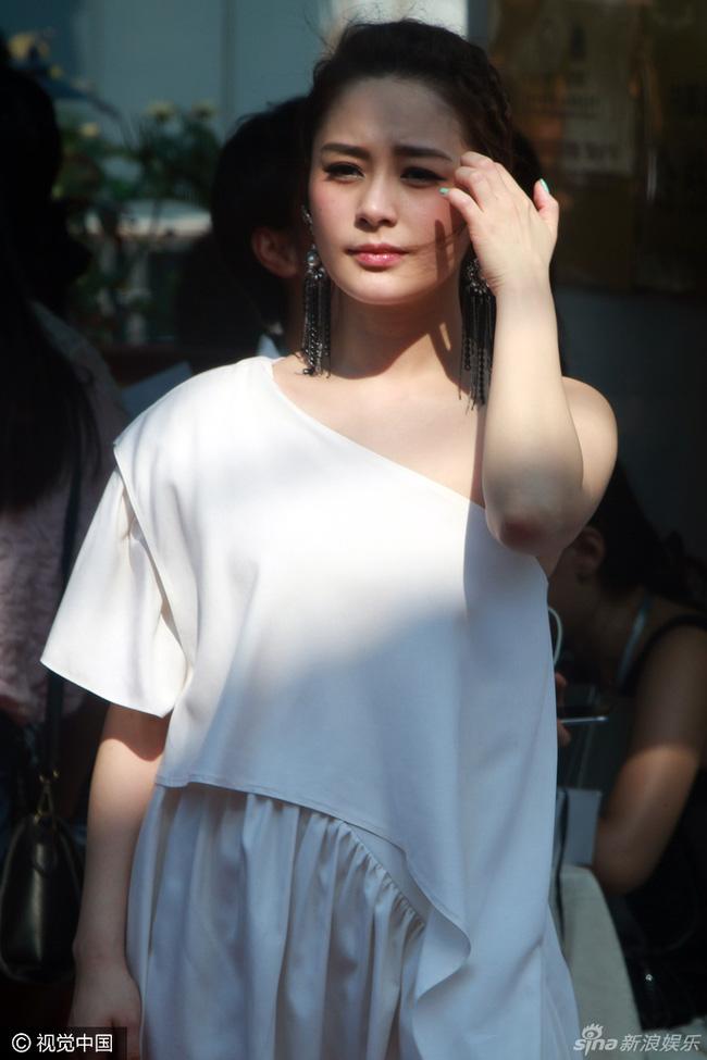 Chung Hân Đồng lộ ảnh vào khách sạn với bản sao Trần Vỹ Đình-4