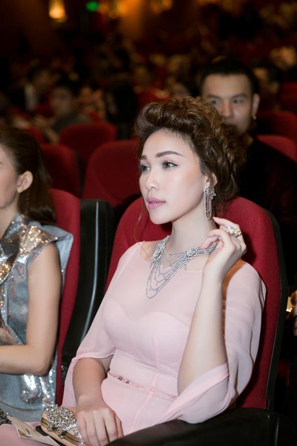 HH Kỳ Duyên tái xuất đầy gợi cảm - Quỳnh Thư đeo trang sức 2 tỷ lộng lẫy như công chúa-11