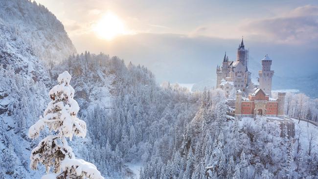 Lâu đài Neuschwanstein ở Bavaria, Đức trở nên tuyệt vời hơn rất nhiều khi được tuyết che phủ.