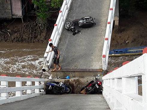 Cầu bất ngờ bị tông sập, xe máy nằm ngổn ngang ở hiện trường