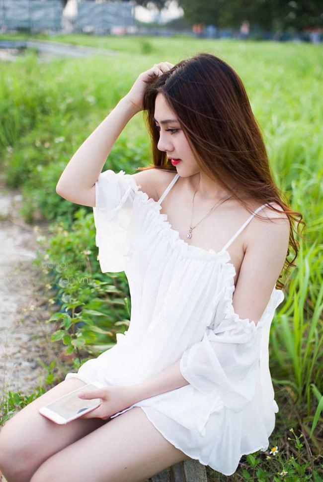 Trước đó, Quỳnh Cool đã được biết đến khi góp mặt trong loạt MV đình đám: "Vợ người ta", "Mong Em luôn mỉm cười", "Gió mùa về"...