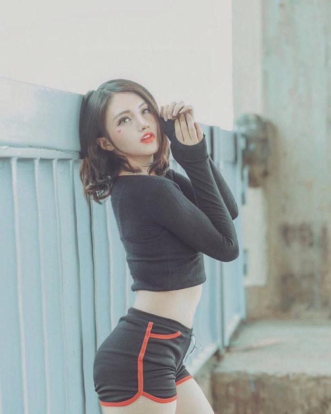 Cô nàng đến với loạt clip hài rất tình cờ, trong một lần cùng đội tình nguyện xung kích của trường đến gặp đạo diễn Kem Xôi để bàn kịch bản.