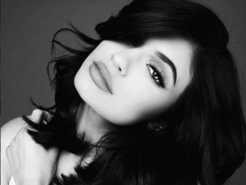 Chỉ mới đầu năm 2017, cô nàng ‘thị phi’ Kylie Jenner đã hô biến mái tóc của mình như thế này đây!