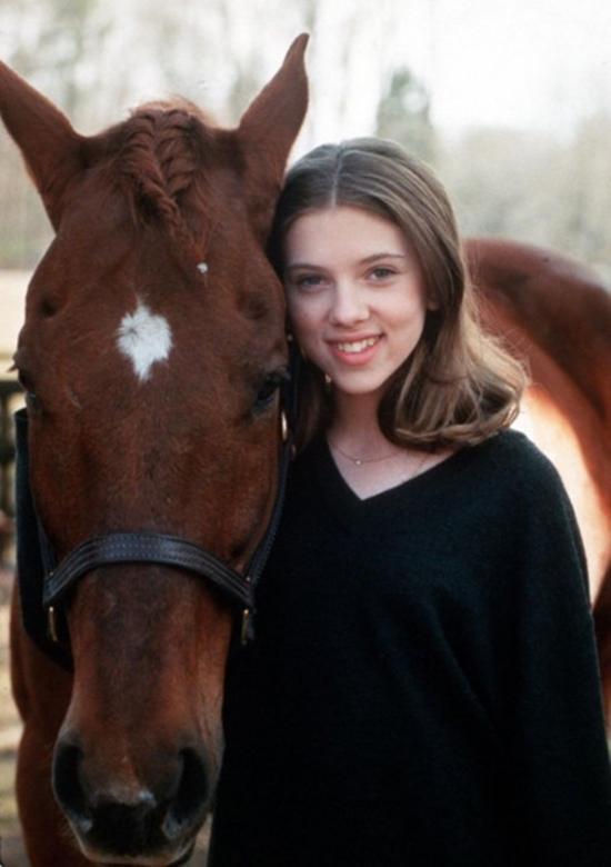 Trong 'The Horse Whisperer', Scarlett Johansson vào vai Grace, một cô gái bị tật ở chân sau một tai nạn. Nhưng chuyến đi với mẹ đến Montana đã giúp cô học cách đối mặt với khó khăn.