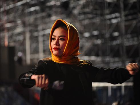 Hoàng Thuỳ Linh trùm khăn chống rét tổng duyệt Đại nhạc hội