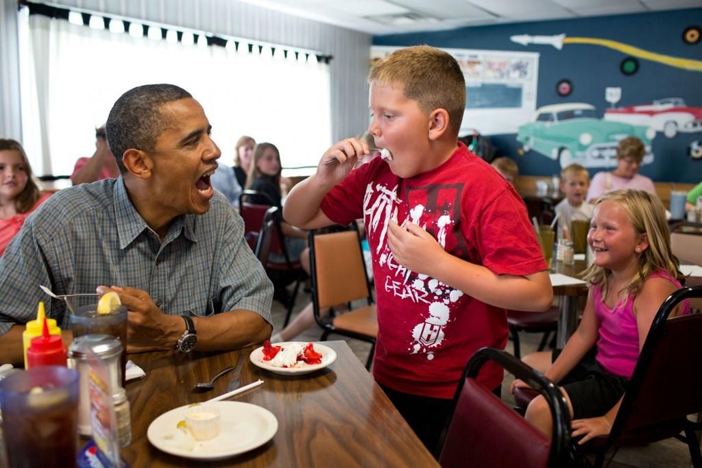 Ông Obama chia sẻ phần bánh dâu của mình với một câu bé khi đang thưởng thức bữa trưa tại nhà hàng Kozy Corners, tiểu bang Ohio. Ảnh: White House.