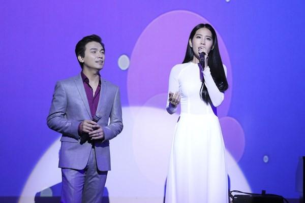 Cả hai cũng đã có phần trình diễn rất xuất sắc với ca khúc “Đường tình đôi ngả”.