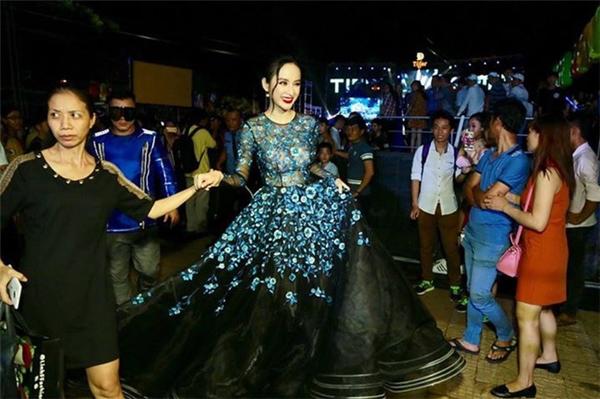 Những mỹ nhân đình đám V-biz “chạm trán” váy áo đầu năm 2017