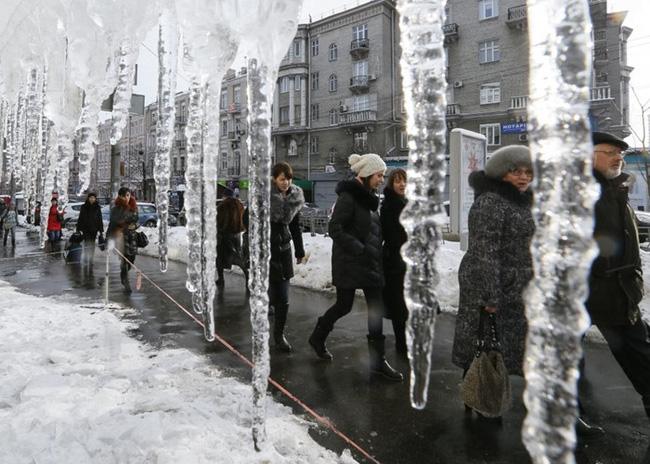 Băng đóng thành từng cột ở Kiev, Ukraine. (ảnh: Reuters).