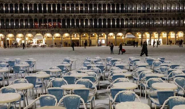 Tuyết phủ trên Quảng trường St. Mark, phía bắc Italy.