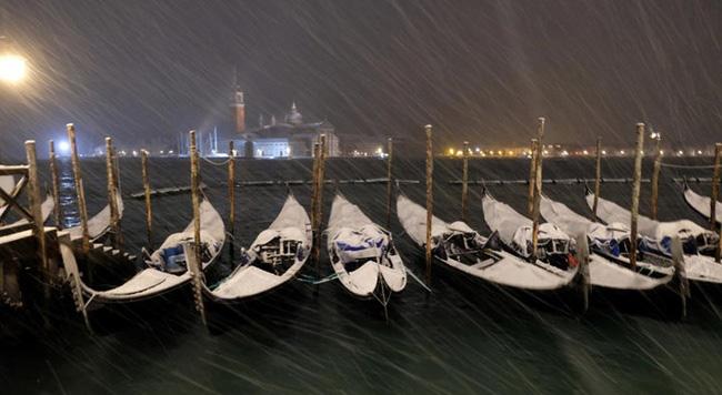 Những con thuyền trên dòng sông Venice nổi tiếng của Italy. Mùa đông năm nay lạnh đến nỗi mà những nước có khí hậu ôn hòa như Italy cũng chịu đối mặt với thời tiết khắc nghiệt.