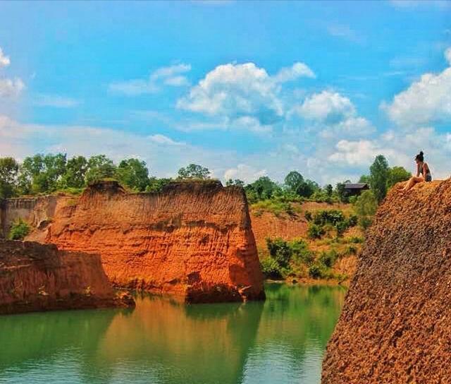 Trong 2 năm trước khi lên đường, cô gái người Mỹ Nina Ragusa đã tiết kiệm được 16.000 USD. Cô dùng 10.000 USD để thanh toán hóa đơn thẻ credit và trả trước 8 tháng tiền vay vốn sinh viên.