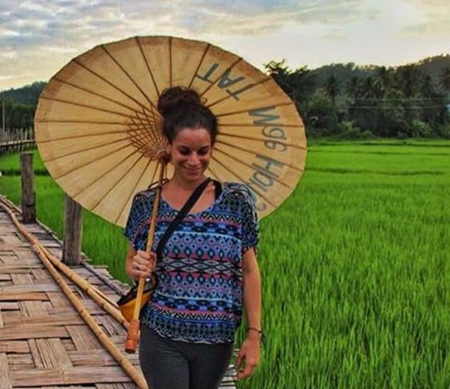 Cô tới Bangkok (Thái Lan) vào tháng 5/2011, với 6.000 USD trong túi và chứng chỉ TEFL của Mỹ (chứng chỉ giảng dạy tiếng Anh).