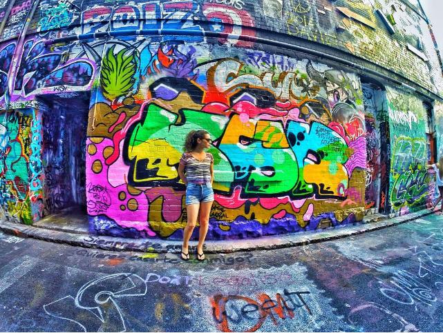 Mục tiêu của cô là khám phá bảy châu lục và cô chỉ có một năm để chu du Australia trước khi visa hết hạn.