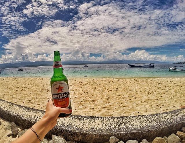 Theo Ragusa, việc sống ở nước ngoài nhìn thật dễ dàng khi bạn là người ngoài cuộc. Bạn sẽ chỉ thấy cô nàng mặc bikini đứng trước ngọn núi hùng vĩ, hay cảnh hoàng hôn hoàn hảo.