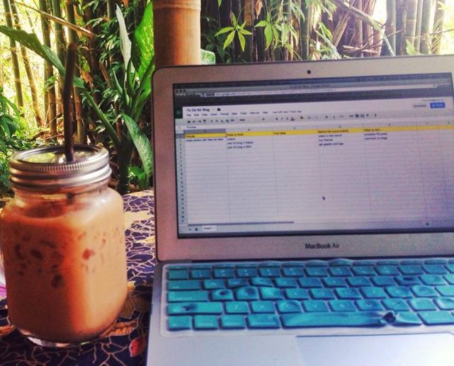 Cô nhận định: “Làm việc là điều không thể tránh khỏi, dù ảnh chụp có như thế nào. Việc duy trì cách sống này không hề dễ. Bạn phải vượt qua nhiều thử thách liên tiếp, nhưng điều đó xứng đáng với từng giọt mồ hôi, nước mắt và bia”.