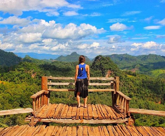 Hàng ngày. cô học tiếng địa phương, đi chợ mua thức ăn, thử các phương tiện giao thông thú vị, làm quen với những người mới, trải nghiệm văn hóa, ngắm nhìn cảnh đẹp, uống một cốc bia và làm nhiều điều tương tự vào ngày hôm sau.