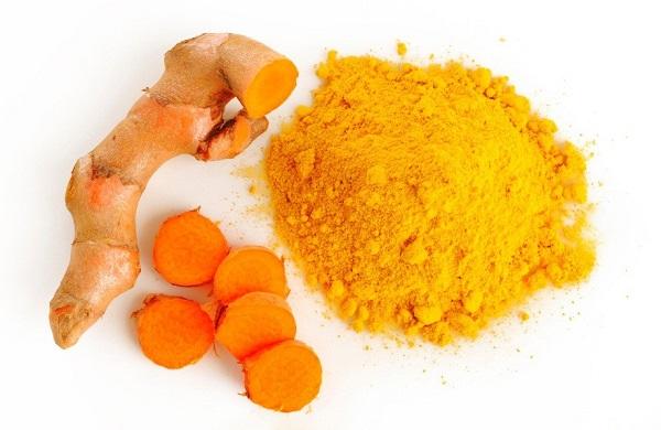 Nghệ: Curcumin trong nghệ đã được chứng minh có khả năng làm chậm sự phát triển tế bào ung thư, giảm viêm, làm chậm sự chuyển đổi từ tế bào bình thường thành các tế bào ung thư.
Ngoài ra curcumin còn giúp cơ thể tiêu diệt các tế bào ung thư đã bị đột biến nên nó không thể lây lan khắp cơ thể, tấn công các tế bào ung thư nhiều hơn các tế bào thường, tăng cường hệ thống miễn dịch, đồng thời nghệ còn ức chế tăng sinh mạch máu mới, hạn chế sự di căn của tế bào ung thư.
Củ nghệ đã được chứng minh giúp chống lại các dạng ung thư khác nhau bao gồm ung thư da, dạ dày, gan, và vú. Nghiên cứu cho thấy rằng tiêu thụ 4 gram bột nghệ mỗi ngày có thể giảm nguy cơ ung thư đến 40%