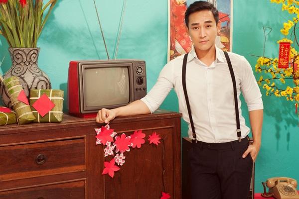 Chiếc tivi, đài phát thanh và chiếc tủ mộc kiểu cũ đều do êkip thực hiện tìm kiếm và lùng sục tại vựa đồ cỗ tại Sài Gòn.