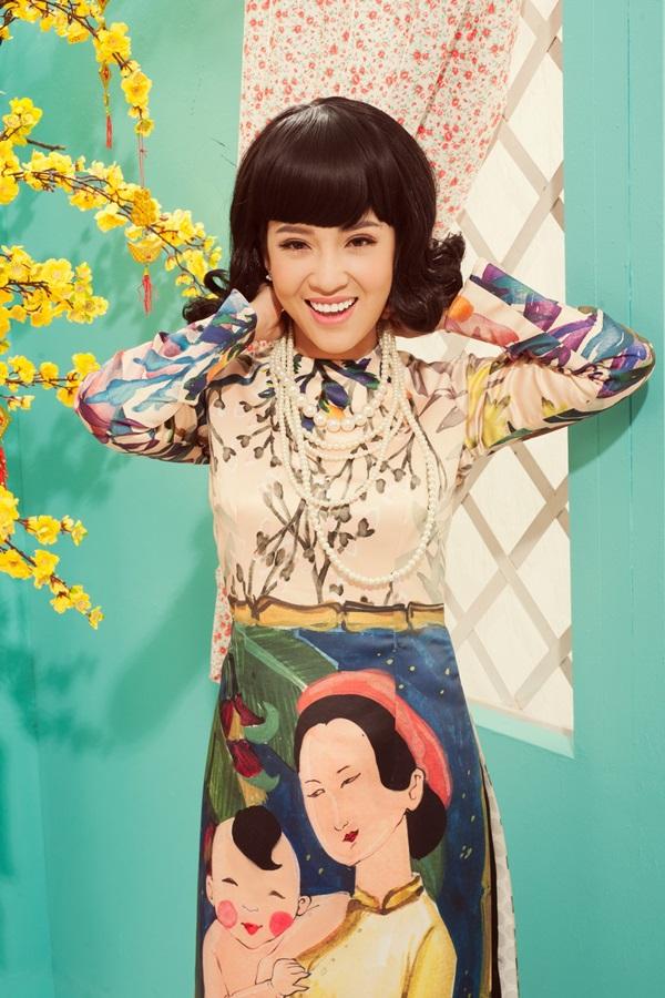 Trong bộ ảnh, dàn diễn viên nữ đều khoác lên mình những thiết kế áo dài cách điệu đầy màu sắc. Những mảng màu sáng, nổi bật của tà áo dài hội họa khiến tổng thể bộ ảnh trở nên tươi vui, rộn ràng của những ngày Tết đến Xuân về. Kiểu tóc cổ điển, kết hợp cùng tông trang điểm kiều diễn biến họ trở thành quý cô thời xưa khiến họ vô cùng rạng rỡ và đáng yêu.