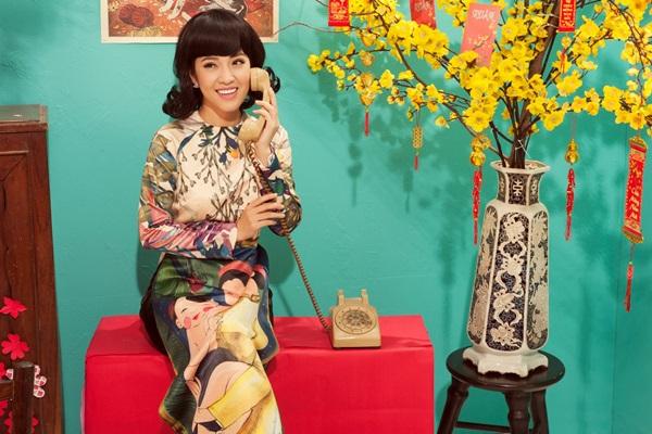 Các cây hài của bộ phim bao gồm Việt Hương, Duy Khánh, Diệu Nhi, Nam Thư và Puka cùng thể hiện những khoảnh khắc nhiều niềm vui bên mâm cỗ, bánh mứt. Riêng nữ diễn viên Việt Hương cảm thấy vô cùng xúc động khi thực hiện bộ ảnh bởi gia đình sinh sống tại Mỹ, không có đủ điều kiện đón Tết ta trọn vẹn.