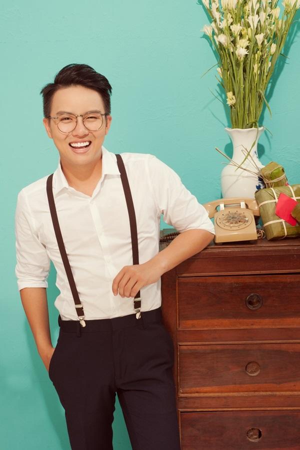 Duy Khánh lịch lãm với trang phục áo trắng và quần âu cổ điển.