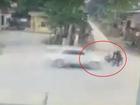 [CLIP] Đang đứng ven đường mở cốp xe máy, người đàn ông bị ô tô tông văng