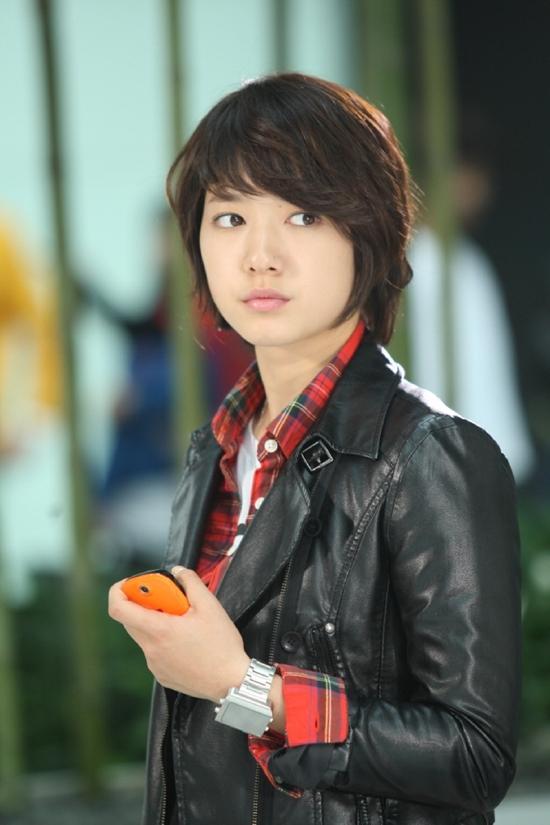 Park Shin Hye còn tạo nên trào lưu ăn mặc tomboy qua vai diễn này.