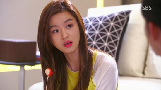 Ngoại hình sang chảnh cùng những bộ đồ đắt tiền đã làm nên đẳng cấp cho Jun Ji Hyun.