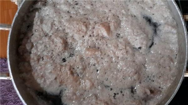 Hiện tượng bọt nổi lên nhiều khi luộc thịt chứng tỏ thịt vẫn còn bẩn. (Ảnh: Internet)