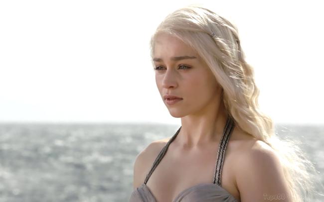 Từ đây, nhắc tới Emilia Clarke, người ta thường gọi biệt danh “mẹ Rồng” thay vì tên thật.