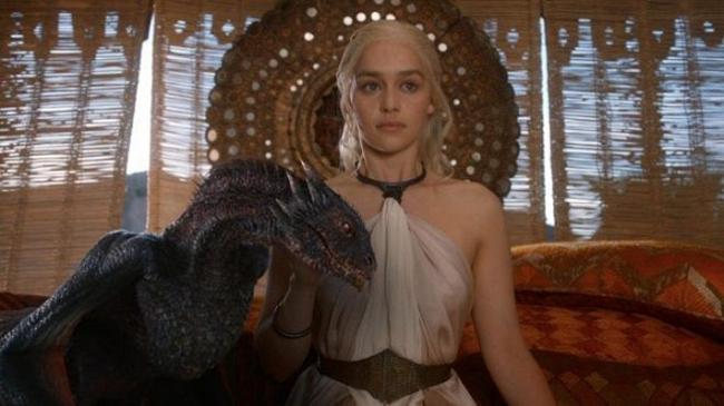 Chia sẻ trên báo chí, Emilia Clarke cho hay cô chấp nhận hy sinh vì cảnh quay bởi đó là chi tiết cho thấy ý chí sau này của nhân vật “mẹ Rồng”.