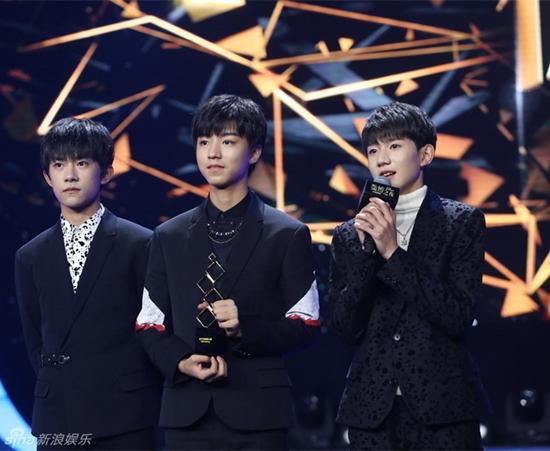 Trong khi đó, nhóm nhạc TFBOYS đã ẵm giải Ông hoàng Weibo.