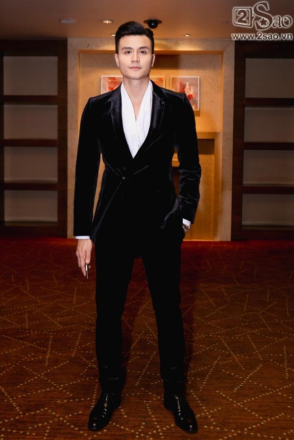 Hoàng Thùy Linh xinh như công chúa e ấp bên Vĩnh Thụy-4