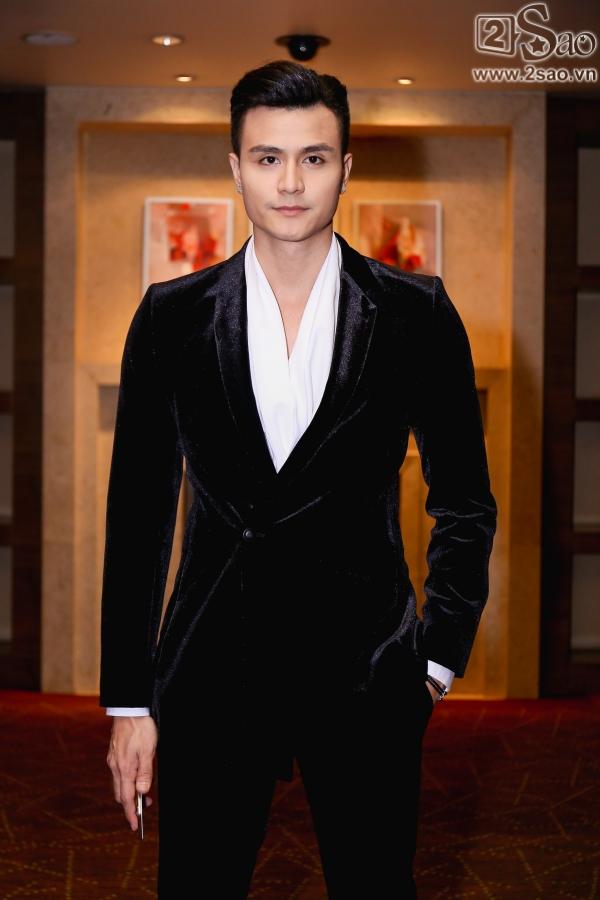 Hoàng Thùy Linh xinh như công chúa e ấp bên Vĩnh Thụy-5