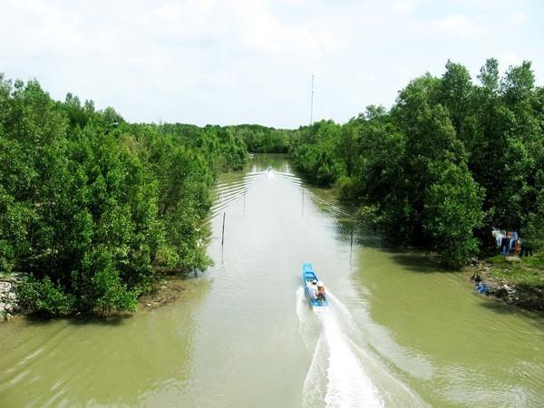 Mũi Cà Mau thuộc huyện Ngọc Hiển, cách TP.Cà Mau 118 km đường thủy. Đến đây du khách sẽ được ngắm nhìn vẻ đẹp hùng vĩ của rừng, bao la của biển và được thưởng thức đặc sản như sò huyết, ốc len, tôm, cua, ghẹ... Ảnh: Kim Duy.