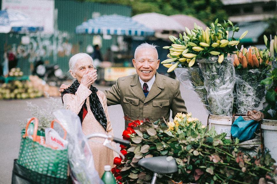 Sau khi trở về cùng gia đình, ông hết mực chăm lo cho bà vì thương người vợ tảo tần bao năm vất vả