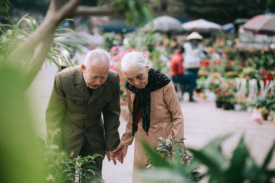 Hàng ngày, ông vẫn tự tay chuẩn bị mọi thứ cho bà mà không cần đến con cháu