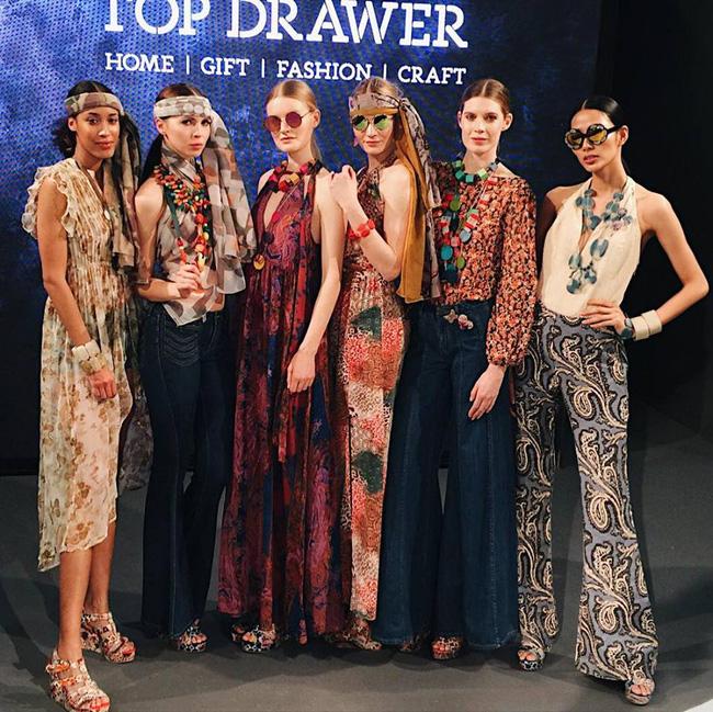 Hoàng Thùy đọ body gợi cảm bên dàn mẫu Anh Quốc cho bõ công luyện tập - Ảnh 4.