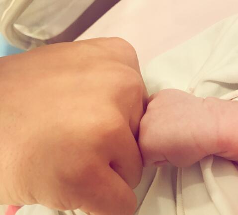 Con trai Angela Baby lộ mặt, cư dân mạng nhận xét giống hệt Huỳnh Hiểu Minh-9