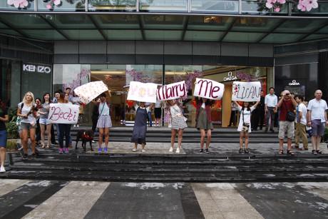 Chang trai Viet nhay cau hon ban gai Tay hon 7 tuoi giua Sai Gon - Anh 8