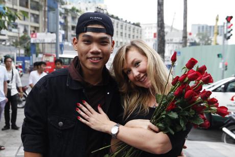 Chang trai Viet nhay cau hon ban gai Tay hon 7 tuoi giua Sai Gon - Anh 9