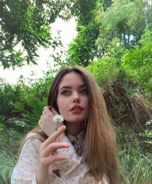 Nhan sắc xinh đẹp của cô nàng 15 tuổi được ví như bản sao Angelina Jolie - Ảnh 13.