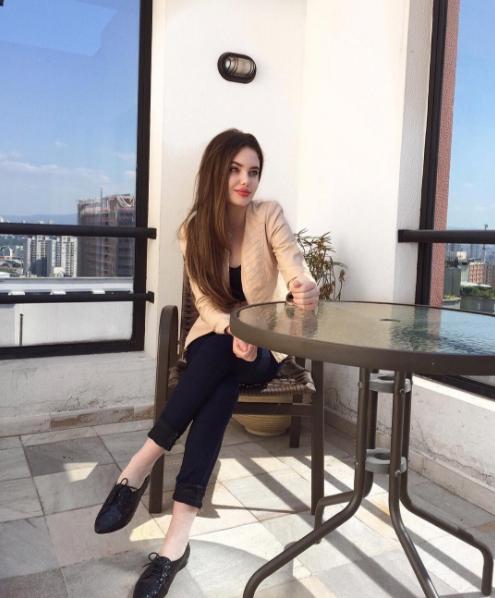 Nhan sắc xinh đẹp của cô nàng 15 tuổi được ví như bản sao Angelina Jolie - Ảnh 15.