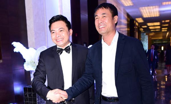 Nguyễn Hữu Thắng - huấn luyện viên trưởng của đội tuyển Việt Nam cũng đến dự đám cưới Hoa hậu Thu Ngân và đại gia Doãn Phương với tư cách khách mời.