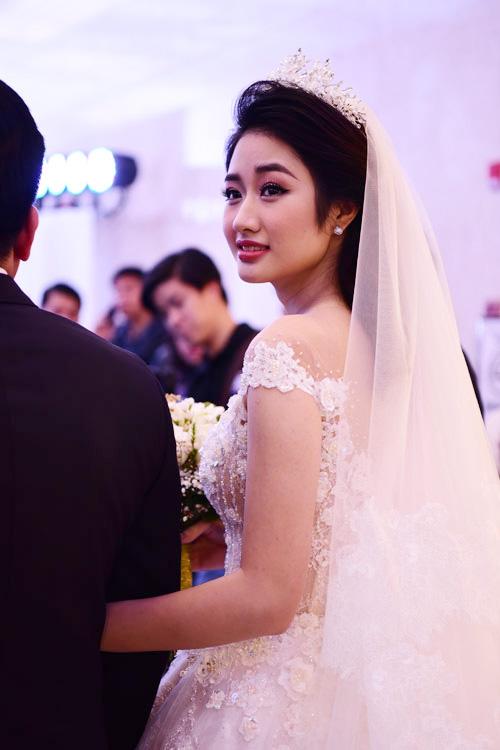 Người đẹp sinh năm 1996 trông rạng rỡ, xinh đẹp trong bộ váy do nhà thiết kế Phương Linh thực hiện riêng.